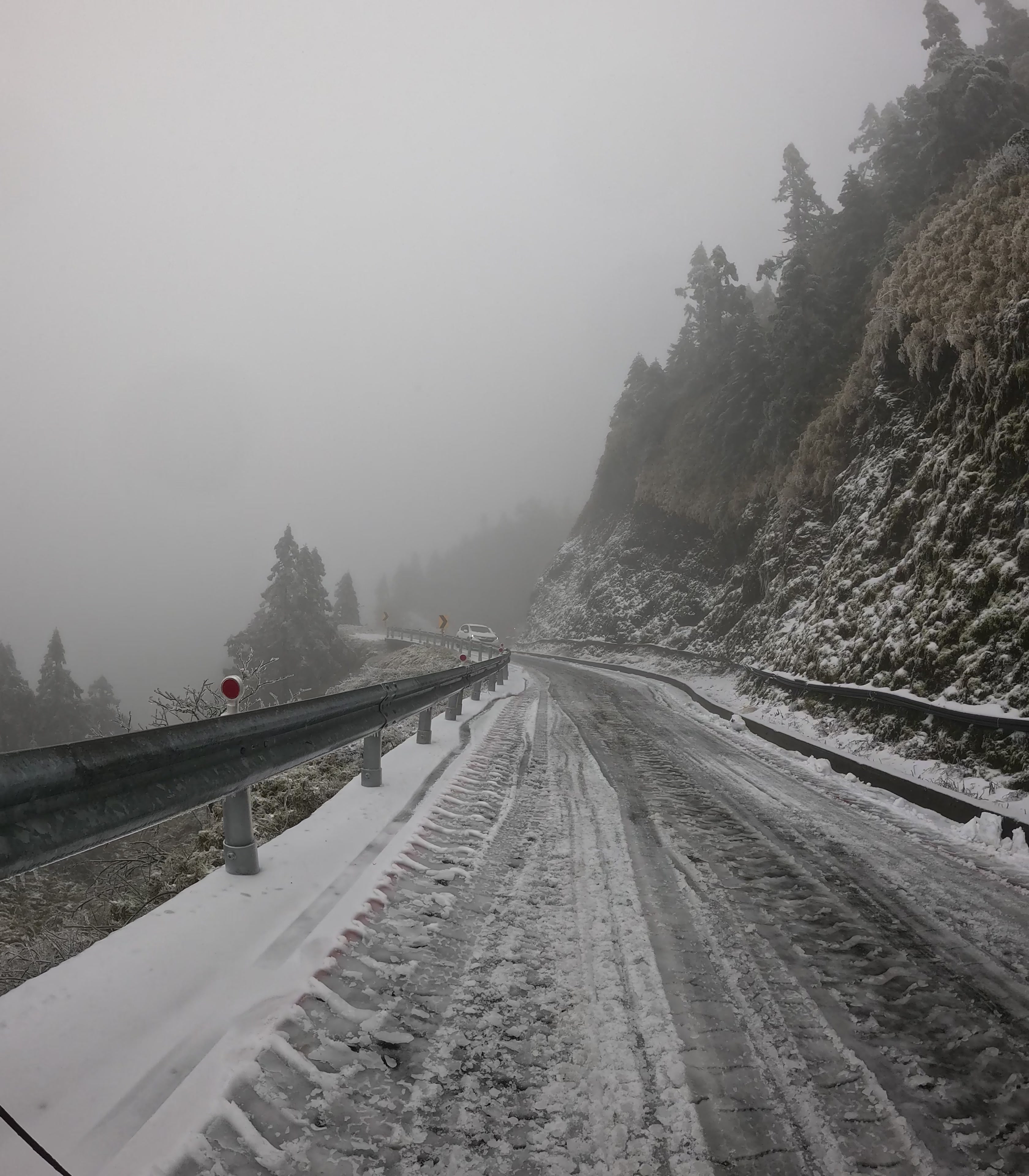 Winter Hiking in Taiwan: Hehuanshan East Peak Trail&nbsp;合歡山東峰步道